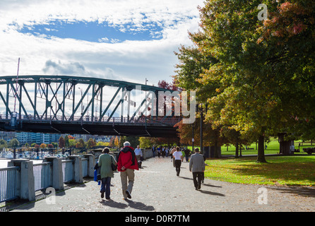 Tom McCall Waterfront Park an den Ufern des Willamette River mit der Hawthorne Bridge hinter, Portland, Oregon, USA Stockfoto