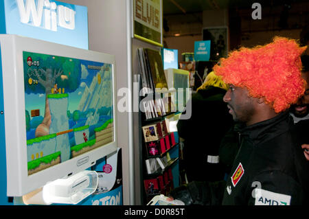 London, UK. 30.11.12. Spieler bekommen ihre erste Chance-probieren Sie die neue Spiele-Konsole, die Nintendo Wii U in HMVs-Flagship-Store auf der Oxford Street. Stockfoto