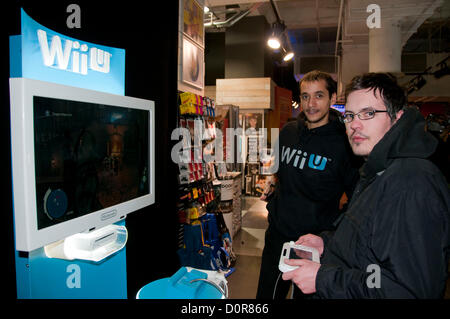 London, UK. 30.11.12. Spieler bekommen ihre erste Chance-probieren Sie die neue Spiele-Konsole, die Nintendo Wii U in HMVs-Flagship-Store auf der Oxford Street. Stockfoto