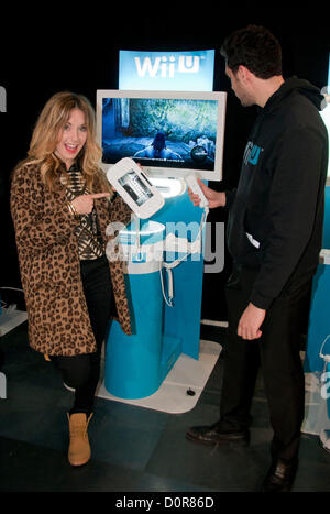 London, UK. 30.11.12. Spieler bekommen ihre erste Chance-probieren Sie die neue Spiele-Konsole, die Nintendo Wii U in HMVs-Flagship-Store auf der Oxford Street. Stockfoto