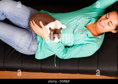 Eine junge, brasilianische Frau mit einem Kaninchen. Stockfoto