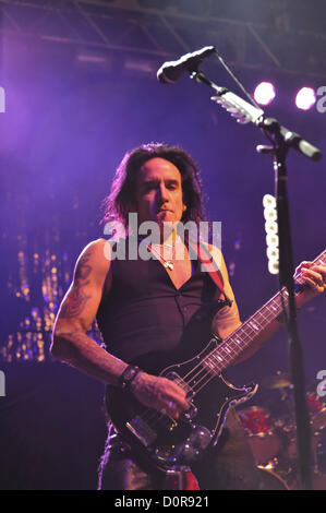 Bournemouth, UK. 29. November 2012. Thin Lizzy-Bassist Marco Mendoza. Stockfoto