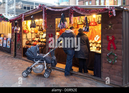 Kunden und Budenbesitzer auf dem Weihnachtsmarkt statt von Ende November bis Weihnachten in St. Enoch Square im Zentrum der Stadt. 29. November 2012. Stockfoto