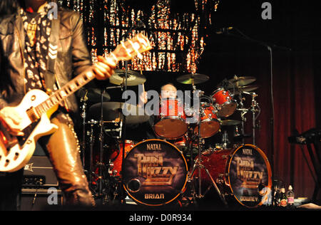 Bournemouth, UK. 29. November 2012. Brian Downey, Schlagzeuger mit Thin Lizzy. Stockfoto