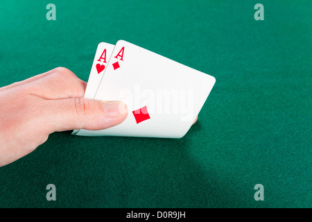 Karten in der Hand. Stockfoto