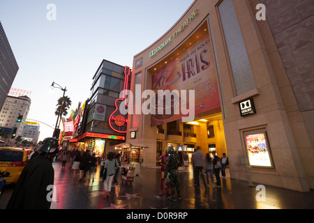 Touristen und kostümierten Figuren vor t Hollywood & Highland Center in Hollywood, CA Stockfoto