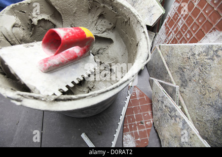 Mörtel auf Wand gekerbten Kelle Arbeit Konstruktionswerkzeuge Stockfoto