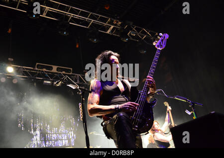 Bournemouth, UK. 29. November 2012. Thin Lizzy-Bassist Marco Mendoza. Stockfoto