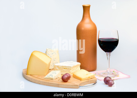 Glas Flasche Wein und Käse Stockfoto