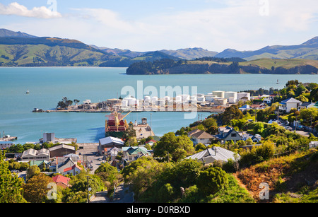 Ein Blick über Lyttelton Hafen, Hafen und Wohngebiet, Christchurch, Canterbury, Südinsel. Neuseeland. Stockfoto