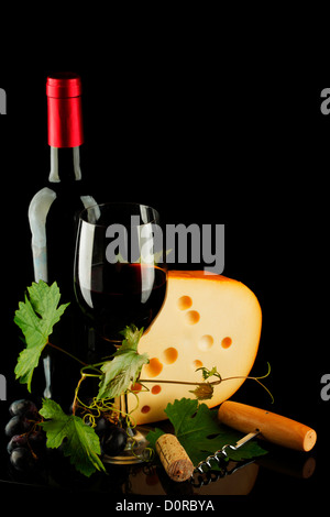 Rotwein und Käse auf schwarz Stockfoto