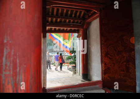 HANOI, Vietnam – der Tempel der Literatur in Hanoi, Vietnam, ist ein Zentrum für Lern- und Gelehrsamkeit, das Konfuzius gewidmet ist und 1070 gegründet wurde. Der Tempel wurde 1070 erbaut und ist einer von mehreren Tempeln in Vietnam, die Konfuzius, Weisen und Gelehrten gewidmet sind. Stockfoto