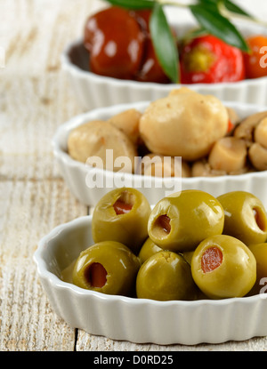 Grün gefüllte Oliven, marinierte Champignons und Paprika Stockfoto