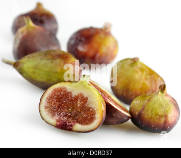Reife frische Feigen auf weißem Hintergrund Stockfoto
