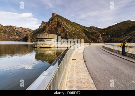 Quentar Reservoir Staudamm Wasserkraftwerk. Granada, Spanien Stockfoto