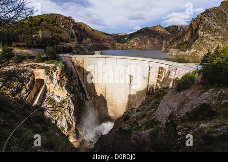 Quentar Reservoir Staudamm Wasserkraftwerk. Granada, Spanien Stockfoto