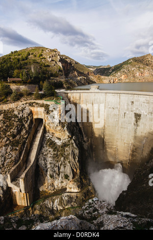 Quentar Reservoir Staudamm Wasserkraftwerk. Granada, Spanien Stockfoto