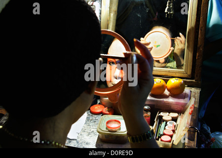 Ambulante chinesische Oper Schauspielerin, aus denen auf backstage bei einem Rundgang durch Chinatown, Thailand, Bangkok Stockfoto