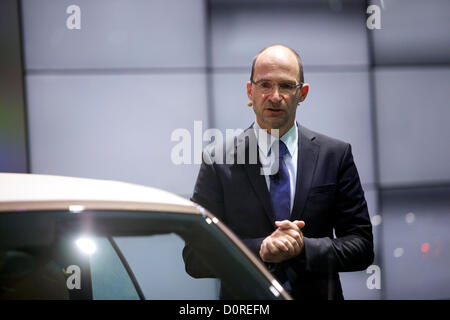 28. November 2012 - Los Angeles, Kalifornien, USA - KLAUS BISCHOFF Â Head of Design bei Volkswagen auf der LA Auto show (Credit-Bild: © Karl Polverino/ZUMAPRESS.com) Stockfoto