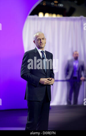 28. November 2012 - Los Angeles, Kalifornien, USA - JONATHAN BROWNING Präsident und CEO von Volkswagen of America auf der LA Auto show (Credit-Bild: © Karl Polverino/ZUMAPRESS.com) Stockfoto