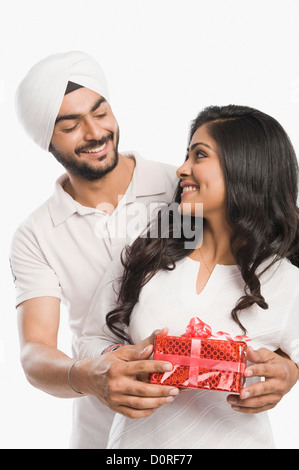 Mann einer Frau ein Geschenk geben Stockfoto