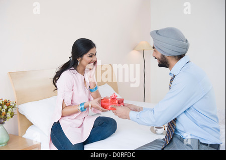 Mann einer Frau ein Geschenk geben Stockfoto