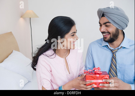 Mann einer Frau ein Geschenk geben Stockfoto
