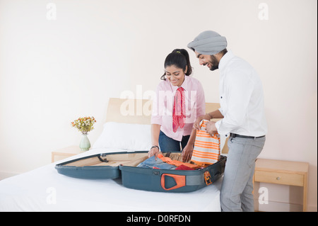 Paar Packen eines Koffers Stockfoto