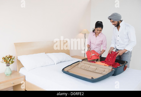 Paar Packen eines Koffers Stockfoto