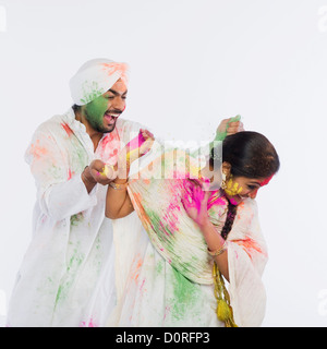 Paar feiern Holi Stockfoto