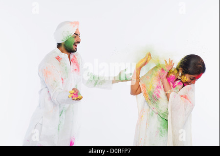 Paar feiern Holi Stockfoto