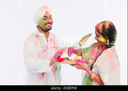 Paar feiern Holi Stockfoto