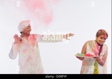 Paar feiern Holi Stockfoto