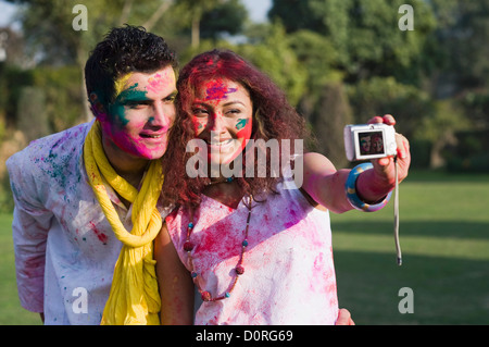 Paar, ein Bild von sich selbst mit einer Kamera auf Holi Stockfoto