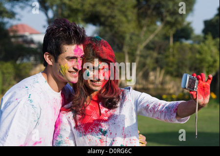 Paar, ein Bild von sich selbst mit einer Kamera auf Holi Stockfoto