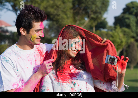 Paar, ein Bild von sich selbst mit einer Kamera auf Holi Stockfoto