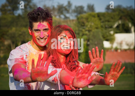 Paar zeigt ihre farbigen Hände beim Feiern Holi Stockfoto