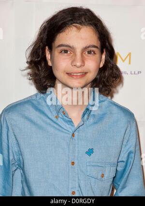 Max Burkholder im Ankunftsbereich für Autismus spricht blaue Krawatte - Blue Jean Ball, The Beverly Hilton Hotel, Beverly Hills, CA 29. November 2012. Foto von: Emiley Schweich/Everett Collection/Alamy live-Nachrichten. USA. Stockfoto