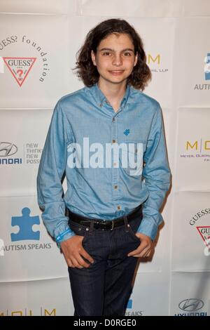 Max Burkholder im Ankunftsbereich für Autismus spricht blaue Krawatte - Blue Jean Ball, The Beverly Hilton Hotel, Beverly Hills, CA 29. November 2012. Foto von: Emiley Schweich/Everett Collection/Alamy live-Nachrichten. USA. Stockfoto