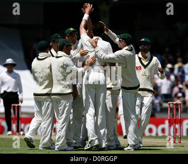30.11.2012 Perth, Australien.  Australische Spieler feiern eine Kündigung während Tag 1 von 3. Testspiel zwischen Australien und Südafrika von WACA Ground. Stockfoto