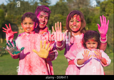 Familie zeigt bunte Hände auf Holi Stockfoto