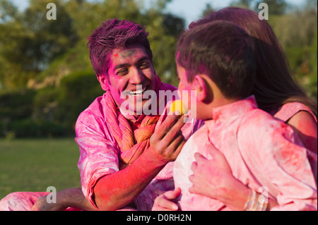 Familie feiern Holi mit traditionellen indischen Küche Stockfoto