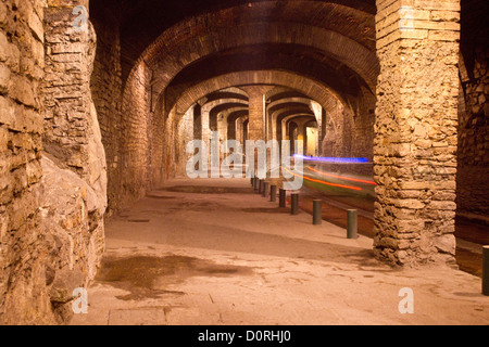 Unsichtbare Autos in unterirdischen Fahrbahn Stockfoto