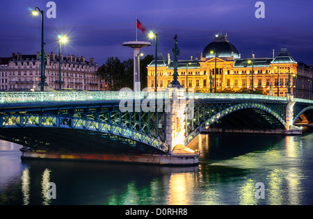 Brücke und Universität von Lyon bei Nacht Stockfoto