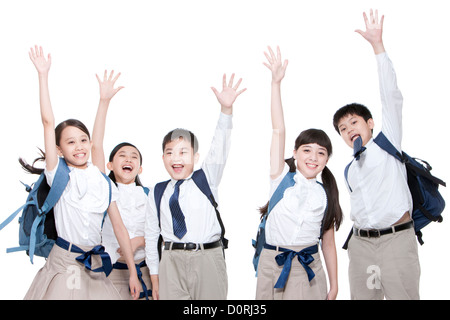 Aktive Schülerinnen und Schüler ihre Hände erhebend Stockfoto