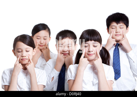 Porträt der Schulkinder tun Augenübungen Stockfoto