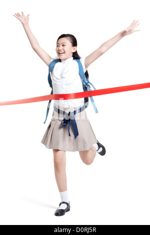 Aufgeregt Schulmädchen bis zur Ziellinie sprinten Stockfoto