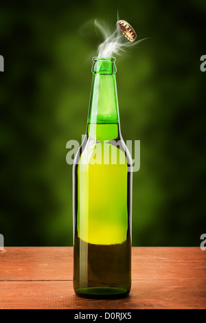 Bierflasche mit einem Korken auf einem Holzbrett Stockfoto