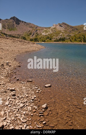 Die Szenerie des Lac Allos in den französischen Alpen. Stockfoto