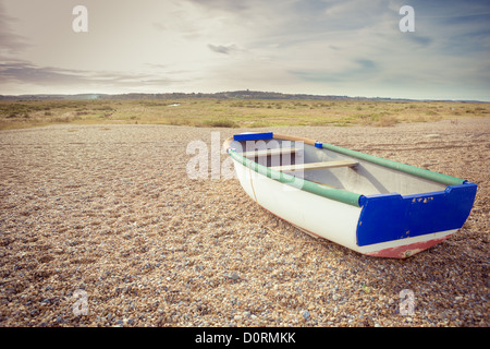 Boot am Strand von Cley next am Meer, Norfolk, Großbritannien. Teil der Schindel spucken, die entlang der Küste von North Norfolk. Stockfoto